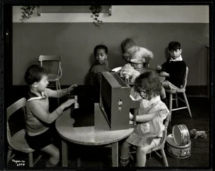 Kinderen spelen in de speelkamer van de New York Association for the Blind, 111 East 59th Street, New York, 1935
